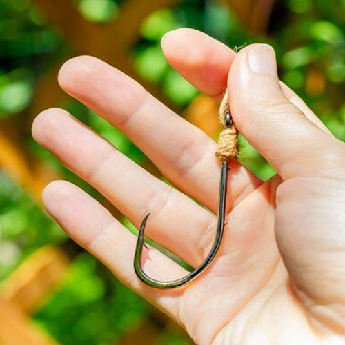Não usar anzol com farpa na pesca esportiva